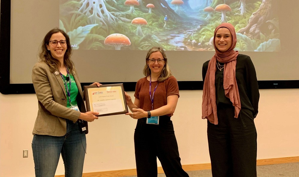 Pre Isabelle Lapointe Laforest re&ccedil;oit son prix des mains de la Pre&nbsp;Pascale Beauregard, du D&eacute;partement de biologie, qui est la pr&eacute;sidente sortante de la SCM-CSM.&nbsp; La repr&eacute;sentante de Thermo-Fisher &eacute;tait &eacute;galement sur place pour remettre un prix de 1 500 $.