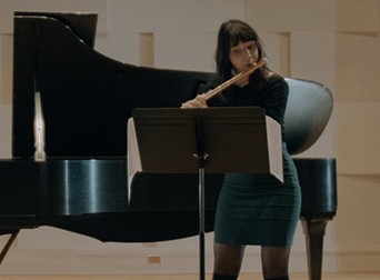 R&eacute;cipiendaire de la bourse Cristian-Carbonneau &agrave; l'automne dernier, la fl&ucirc;tiste Marie-L&eacute;a Carpentier re&ccedil;oit la premi&egrave;re bourse Anna-Desmarais, d'un montant de 2000 $, bourse cr&eacute;&eacute;e &agrave; l'initiative de la doyenne de la FLSH, la professeure Anick Lessard.