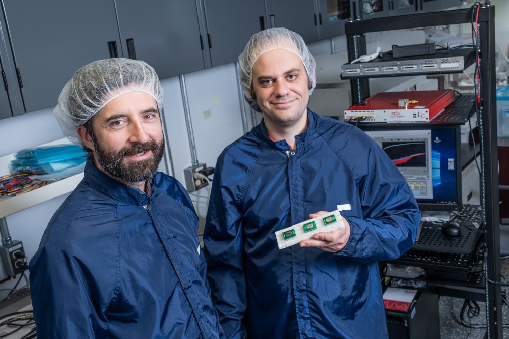 Le professeur Julien Sylvestre et Guillaume Dion, &eacute;tudiant &agrave; la ma&icirc;trise.