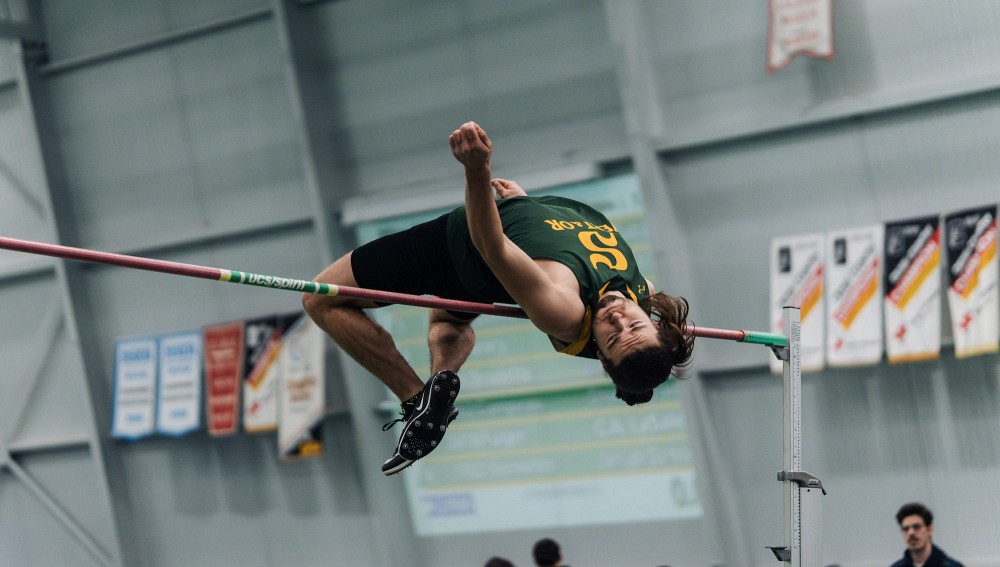 &Eacute;douard Lavoie-Beaulieu lors de l'&eacute;preuve du saut en hauteur au Vert & Or Invitation.