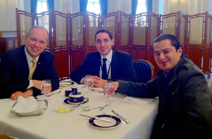 Boris Andrade (&agrave; droite), &eacute;tudiant en politique appliqu&eacute;e, jumel&eacute; au d&eacute;put&eacute; St&eacute;phane Bergeron (&agrave; gauche) et son adjoint Jean-Louis Tedone.