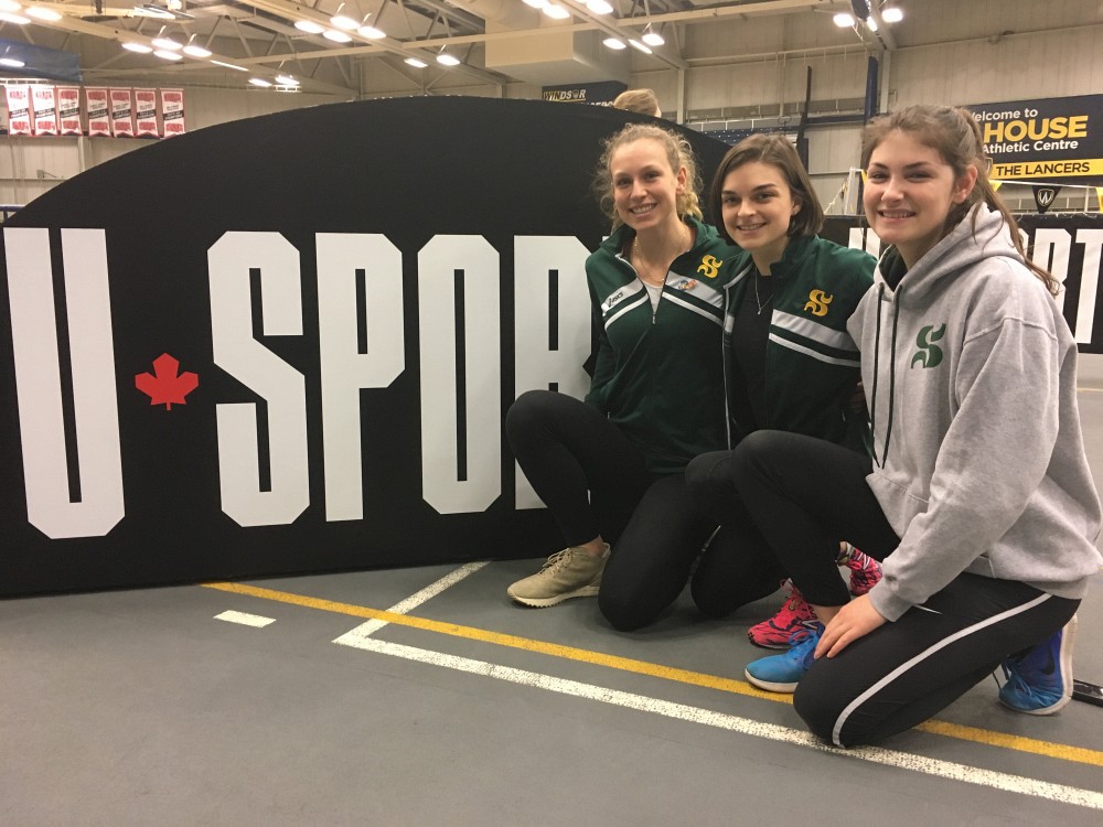Ma&iuml;t&eacute; Bouchard, Camille B&eacute;langer et Maude Croteau-Vaillancourt ont bien h&acirc;te de prendre part au brunch des prix majeurs, jeudi avant-midi en pr&eacute;lude au jour 1 des Championnats U Sports d'athl&eacute;tisme accueillis ce week-end par l'Universit&eacute; de Windsor.