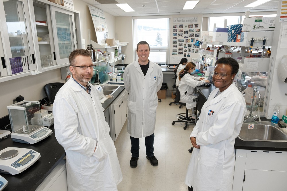 Le professeur Daniel Lafontaine, M. Patrick St-Pierre, professionnel de recherche et Mme Elsa Hien, &eacute;tudiante au doctorat ayant particip&eacute; &agrave; l'&eacute;tude. Absent de la photo : Adrien Chauvier, &eacute;tudiant au doctorat au moment de l'&eacute;tude.