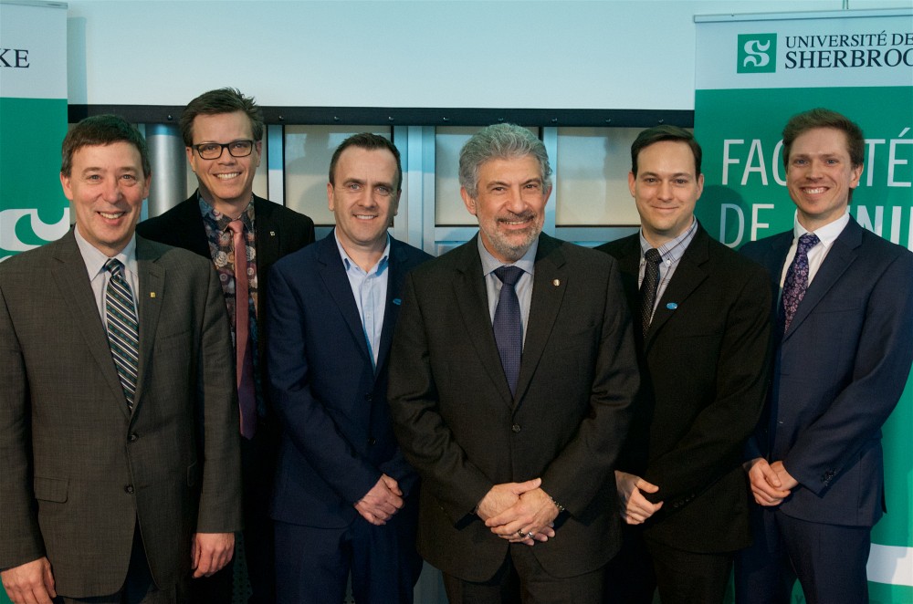 Le Pr&nbsp;Jean-Pierre Perreault, vice-recteur &agrave; la recherche et aux &eacute;tudes sup&eacute;rieures, le Pr&nbsp;Patrik Doucet, doyen de la Facult&eacute; de g&eacute;nie, Seamus O'Neill, directeur principal, technologie et ing&eacute;nierie mondiale, Pfizer Inc., le Pr&nbsp;Nicolas Abatzoglou, titulaire de la Chaire, Jean-S&eacute;bastien Simard,&nbsp;directeur, technologie et ing&eacute;nierie mondiale, Pfizer Inc.,&nbsp;et le Pr&nbsp;Ryan Gosselin, collaborateur principal de la Chaire.