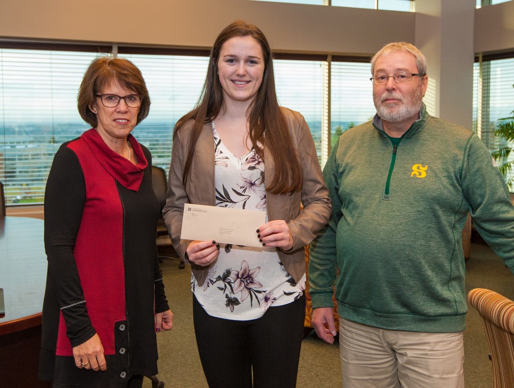 Florence Duval a r&eacute;cemment re&ccedil;u une bourse de recrutement sp&eacute;cifique au soccer f&eacute;minin des mains de la rectrice Luce Samoisette. Le coordonnateur des clubs sportifs du Vert & Or &eacute;tait &eacute;galement pr&eacute;sent lors de la remise.