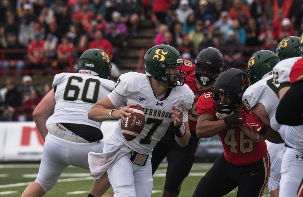 Le quart-arri&egrave;re J&eacute;r&eacute;my Fyfe a r&eacute;ussi 180 verges par la passe lors du match de samedi &agrave; Qu&eacute;bec.