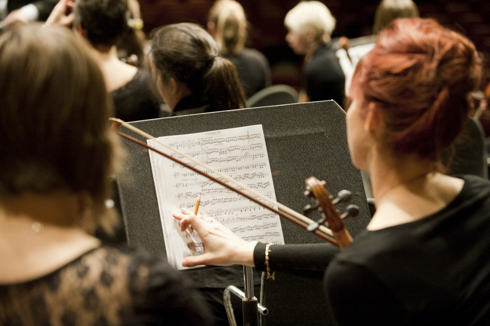La collaboration avec l&rsquo;OSS viendra bonifier la formation d&eacute;j&agrave; offerte aux &eacute;tudiantes et &eacute;tudiants en cr&eacute;ant un contact privil&eacute;gi&eacute; avec des musiciennes et musiciens professionnels chevronn&eacute;s et un chef d&rsquo;orchestre de renom.