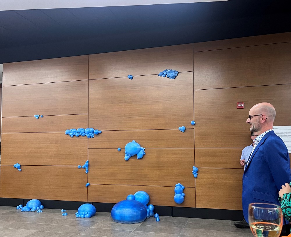 Rino C&ocirc;t&eacute; est venu pr&eacute;senter son &oelig;uvre d'art&nbsp;Sanguis&nbsp;﻿au Campus de Longueuil.