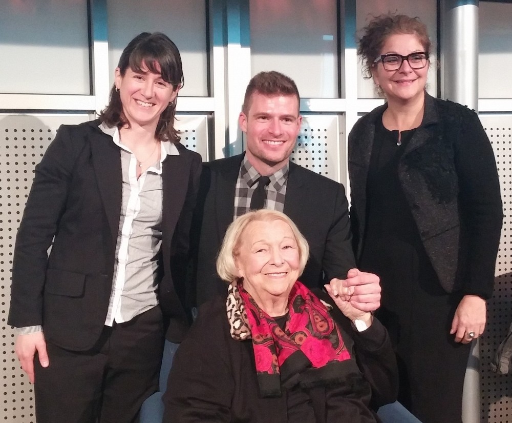 En pr&eacute;sence de Mme Lise Payette sur la photo : Professeure Isabelle Lacroix, directrice de l'&Eacute;cole de politique appliqu&eacute;e, Christopher Beaulieu, &eacute;tudiant initiateur du projet et Professeure Anick Lessard, vice-doyenne &agrave; l'enseignement et au d&eacute;veloppement, Facult&eacute; des lettres et sciences humaines.