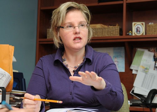 Patricia Bourgault, infirmière et professeure à la Faculté de médecine et des sciences de la santé, étudie la douleur chronique et aiguë et le rôle des infirmières dans la gestion de la douleur.