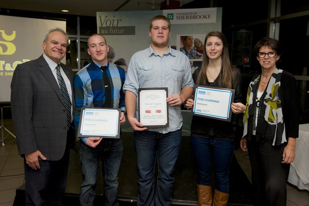 Le doyen de la Facult&eacute; des sciences, Serge Jandl, Patrice Coulombe, Vincent Turgeon, Hannah Neumann et la rectrice de l'UdeS, Luce Samoisette. Julien et F&eacute;lix Camirand-Lemyre &eacute;taient absents au moment de la prise de photo.