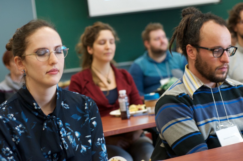 Les participants &agrave; la 2e Journ&eacute;e Spiritualit&eacute; en Sant&eacute; ont mang&eacute; un repas en pleine conscience, guid&eacute;s par les instructions de M. St&eacute;phane Rivest, formateur agr&eacute;&eacute; en m&eacute;ditation pleine conscience. Photo: Martin Blache - UdeS 
