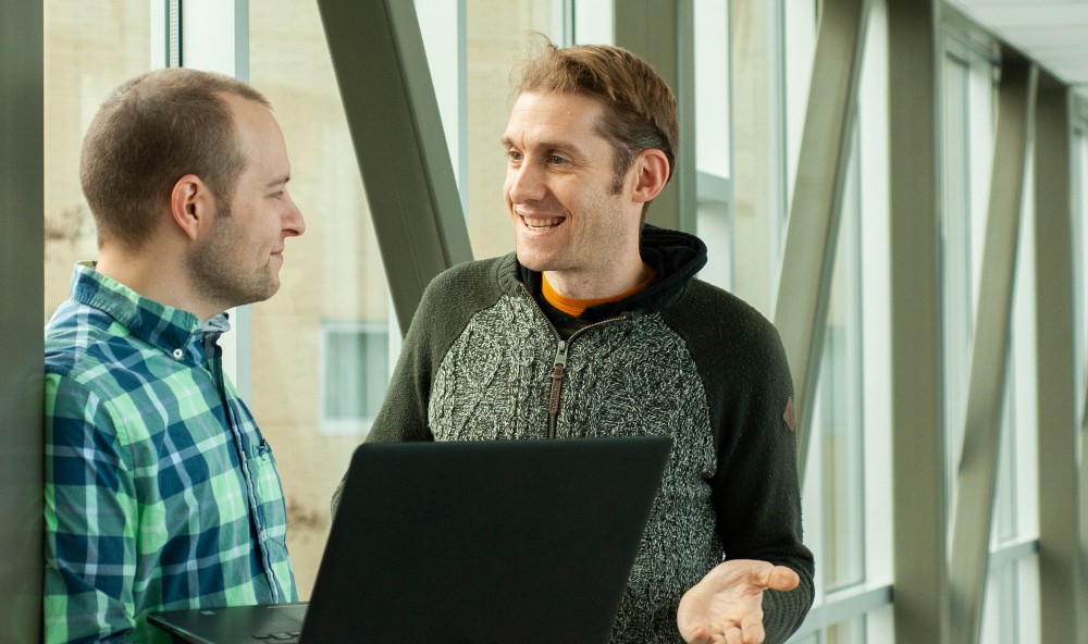 Le doctorant Fr&eacute;d&eacute;rik Dufour (&agrave; gauche) est directeur&nbsp;de la technologie chez Oken Sant&eacute;, une entreprise en d&eacute;marrage qu'il pilote avec le Pr&nbsp;Alan Cohen (&Agrave; droite), son directeur de th&egrave;se.