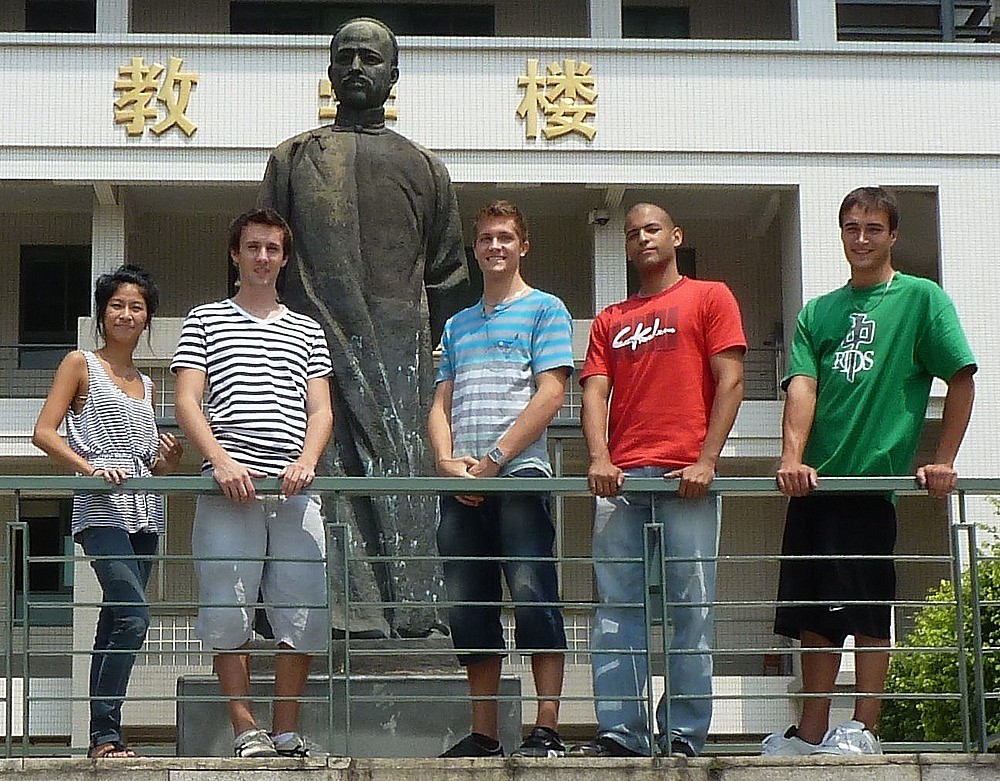 Solveigh Robidoux-Dugas, Charles St-Denis, Anthony Chouinard Castonguay, Nadem Rachati et Alexis B&eacute;champ-Bissonnette au Campus de Nanhai de la South China Normal University, dans la province de Guangdong. Les &eacute;tudiants de l'UdeS ont pu suivre une session l&agrave;-bas &agrave; la suite d'un partenariat &eacute;tabli par la doyenne de la Facult&eacute; d'administration, Francine Turmel.