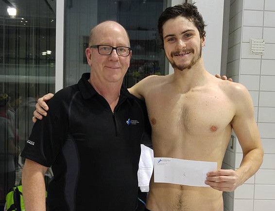 Jonathan Naisby du Vert & Or recevant le ch&egrave;que du gagnant du repr&eacute;sentant de Natation Qu&eacute;bec, Monsieur Michel B&eacute;rub&eacute;.