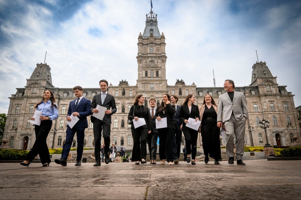 Dans la classe d&rsquo;interpr&eacute;tation juridique de Jonathan Mayer, la surexposition des jeunes Qu&eacute;b&eacute;cois et Qu&eacute;b&eacute;coises aux &eacute;crans a &eacute;t&eacute; au&nbsp;c&oelig;ur d'un travail scolaire devenu projet de loi. Ce dernier a &eacute;t&eacute; d&eacute;pos&eacute; &agrave; l&rsquo;Assembl&eacute;e nationale le 5 juin 2026.