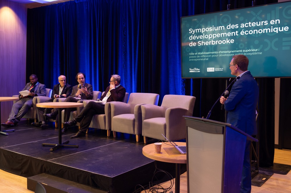 M.&nbsp;Ra&iuml;s Kibonge, maire suppl&eacute;ant de la Ville de Sherbrooke, le Pr&nbsp;Pierre Cossette, recteur de l&rsquo;UdeS, le Pr&nbsp;S&eacute;bastien Lebel-Grenier, principal et vice-chancelier de l&rsquo;Universit&eacute; Bishop&rsquo;s, M.&nbsp;&Eacute;ric Gagn&eacute;, directeur g&eacute;n&eacute;ral du C&eacute;gep de Sherbrooke, en compagnie du Pr&nbsp;Jean-Fran&ccedil;ois Lalonde, de l&rsquo;&Eacute;cole de gestion et animateur du symposium.
