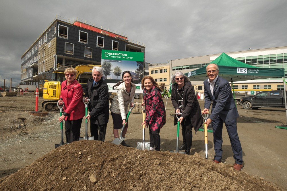 Marie-Jos&eacute;e Boutin, directrice des services techniques, CIUSSS de l'Estrie &ndash; CHUS, Dominique Dorion, doyen, Facult&eacute; de m&eacute;decine et des sciences de la sant&eacute; de l&rsquo;Universit&eacute; de Sherbrooke, M&eacute;lanie Dubois, directrice de la Soci&eacute;t&eacute; des m&eacute;decins de l&rsquo;Universit&eacute; de Sherbrooke, Genevi&egrave;ve H&eacute;bert, d&eacute;put&eacute;e de Saint-Fran&ccedil;ois et whip adjointe du gouvernement du Qu&eacute;bec, Chantal St-Louis, directrice g&eacute;n&eacute;rale du Service des biblioth&egrave;ques et archives, Pierre Cossette, recteur de l&rsquo;Universit&eacute; de SherbrookePhoto : Michel Caron - UdeS