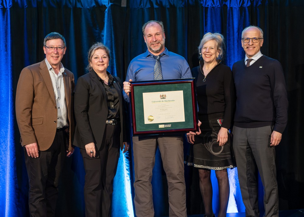 Alexandre Langlois, accompagn&eacute; du vice-recteur &agrave; la recherche et aux &eacute;tudes sup&eacute;rieures, Jean-Pierre Perreault, de la doyenne de la Facult&eacute; des lettres et sciences humaines, Anick Lessard, de la vice-rectrice aux &eacute;tudes, Christine Hudon, et du recteur, Pierre Cossette.