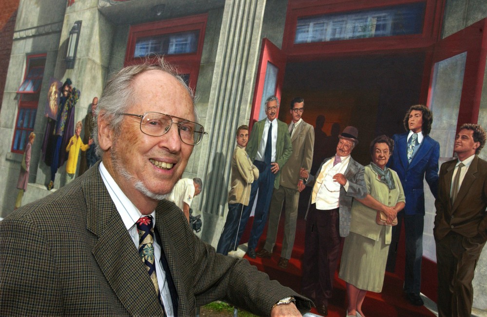 Le professeur &eacute;m&eacute;rite Antoine Sirois. Il pose ici devant la murale &laquo;&nbsp;CHLT-TV, 50 ans &agrave; notre image&nbsp;&raquo;, dans laquelle on retrouve une trentaine de personnages du domaine culturel originaires de la r&eacute;gion ou qui y ont travaill&eacute;. La murale est une production de M.U.R.I.R.S.