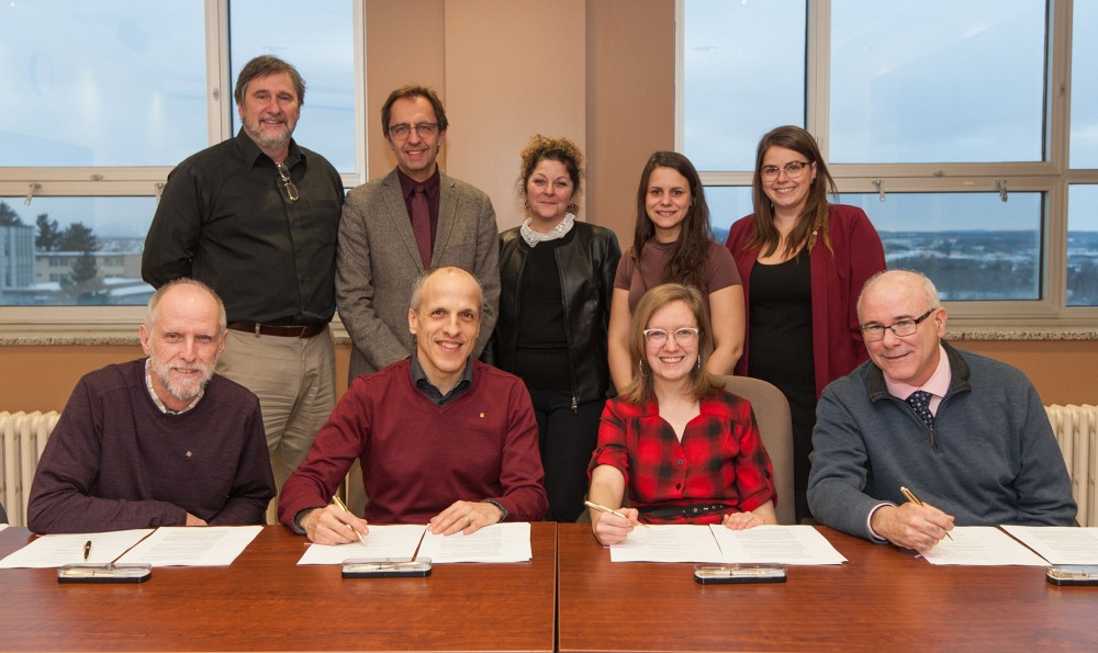 1re rang&eacute;e (en avant)&nbsp;: Pr&nbsp;Jean Goulet, vice-recteur aux ressources humaines, Pr&nbsp;Pierre Cossette, recteur, Mme Maude Benoit-Charbonneau, responsable aux relations de travail du SAREUS, et M. Alain Lachapelle, conseiller syndical &agrave; l&rsquo;Alliance de la fonction publique du Canada.2e rang&eacute;e&nbsp;: M. Jean-Claude Meilleur, directeur administratif &agrave; l&rsquo;&Eacute;cole de gestion, M. Cl&eacute;ment Huneault, conseiller en gestion des ressources humaines au Service des ressources humaines, Pre Anick Lessard, vice-doyenne &agrave; l&rsquo;enseignement et au d&eacute;veloppement &agrave; la Facult&eacute; des lettres et sciences humaines , Mme Audrey St-Onge, responsable aux affaires internes et des d&eacute;l&eacute;gu&eacute;es et d&eacute;l&eacute;gu&eacute;s du SAREUS, et Mme Florence Darveau-Routhier, d&eacute;l&eacute;gu&eacute;e du SAREUS, Facult&eacute; des lettres et sciences humaines.