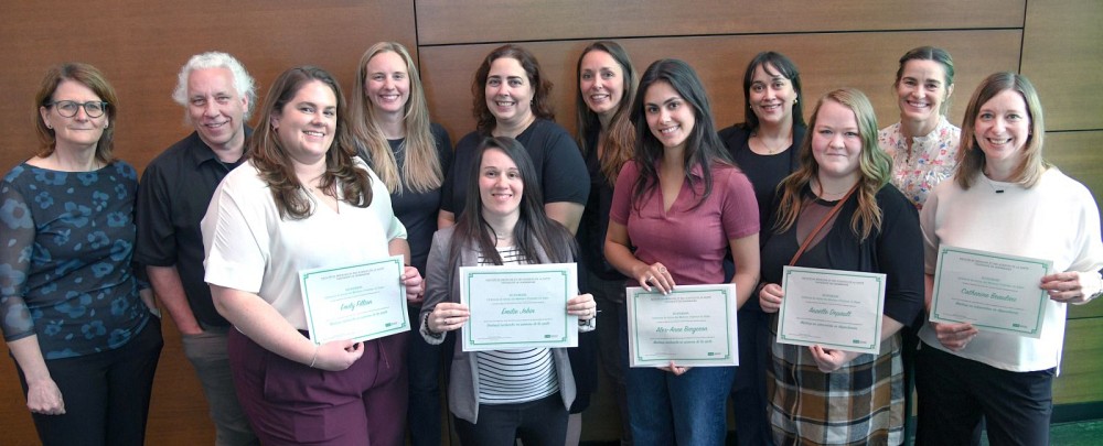 De gauche &agrave; droite sur la photo: Pre Nathalie Rivard, Pascal Schneeberger, Emily Fillion, Pre Eva Monson, &Eacute;milie Jobin, Pre Karine Gaudreault, Pre Ad&egrave;le Morvannou, Alex-Anne Bergeron, Pre Andr&eacute;e-Anne L&eacute;gar&eacute;, Ana&euml;lle Depault, Pre Marianne Saint-Jacques, Catherine Beaulieu
