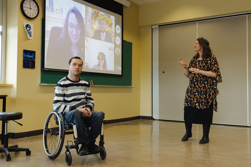 La Pre Manon Guay ainsi que F&eacute;lix Dion, patient partenaire, en discussion avec des membres du conseil municipal, dont &Eacute;velyne Beaudin, mairesse de Sherbrooke