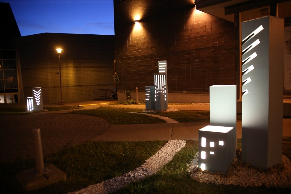 Les tours de la connaissance s'inspirent du lieu de savoir qu'est l'Universit&eacute;. Le soir, les tours ajour&eacute;es s&rsquo;illuminent, rappelant ainsi l&rsquo;id&eacute;e de la connaissance.