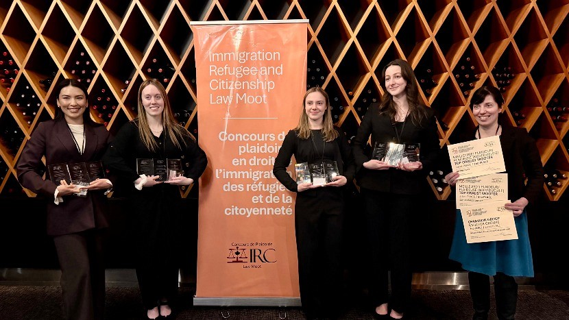 Neelab Ramazan-Zada,&nbsp;Am&eacute;lie Bouchard,&nbsp;Saphia-Maude Ouellet,&nbsp;Justine Lamy et professeure&nbsp;H&eacute;l&egrave;ne Mayrand