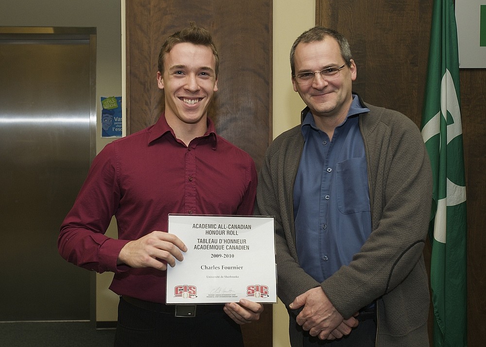 Charles Fournier, l'un des cinq athl&egrave;tes Vert & Or en administration en compagnie du vice-recteur Alain Webster.