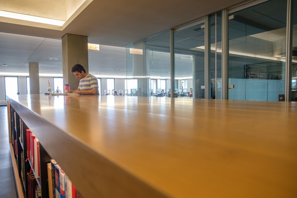 Personne &eacute;tudiante &agrave; la biblioth&egrave;que de droit.