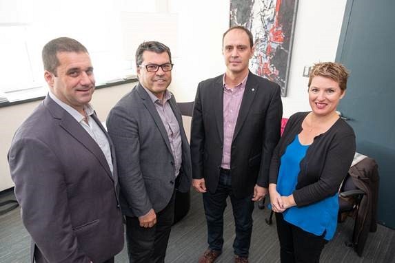 De gauche &agrave; droite, M. Pascal Gr&eacute;goire, directeur g&eacute;n&eacute;ral par int&eacute;rim de La FUS, Pr Serge Striganuk, doyen de la Facult&eacute; d'&eacute;ducation, et nos deux donateurs M. St&eacute;phane Roux et Mme Maril&egrave;ne Bilodeau.