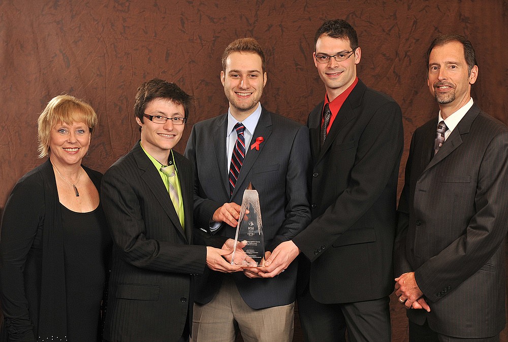 Les trois &eacute;tudiants laur&eacute;ats&nbsp;: Arnaud Bor&eacute;, Olivier Vaillancourt et Gabriel P.&nbsp;Girard, de l'Universit&eacute; de Sherbrooke, entour&eacute;s de Jacqueline Dub&eacute;, du CEFRIO, et de Daniel Blanche, du CRIM.