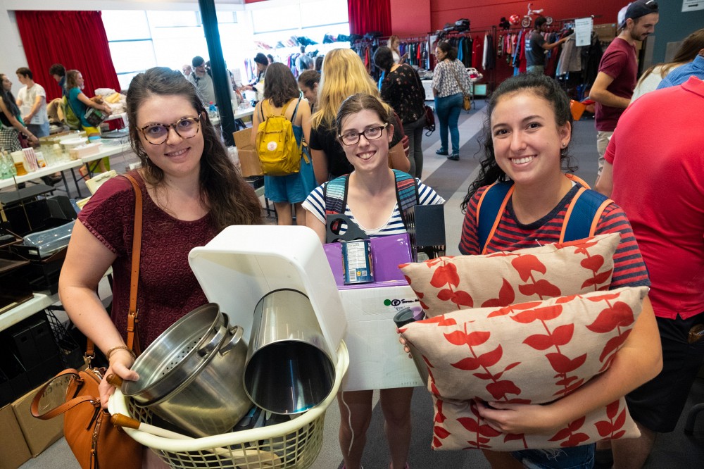 Des &eacute;tudiantes heureuses d'avoir pu trouver des articles au Bazar de la rentr&eacute;e.