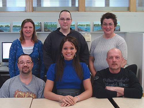 Stéphanie Poulin, entourée d'élèves du Centre d'éducation des adultes Mgr-Beaudoin.