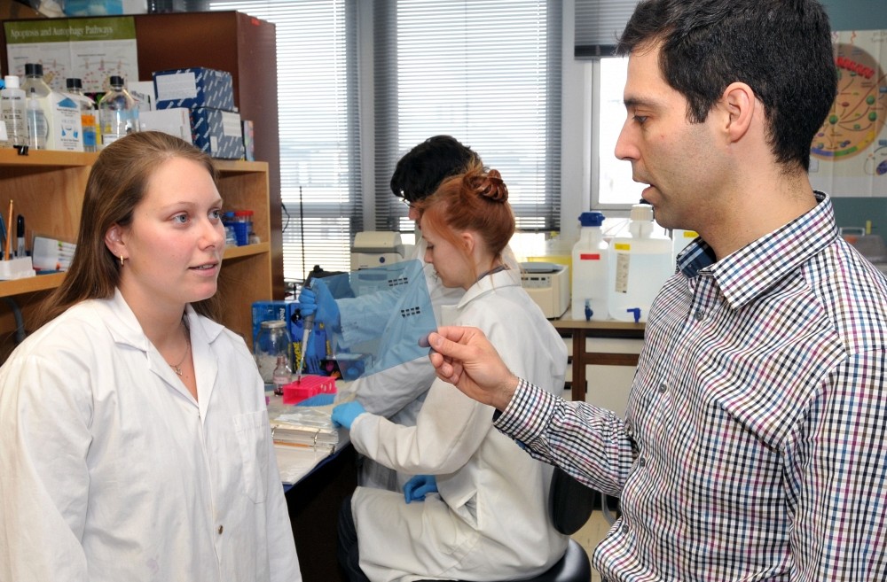 L'&eacute;tudiante Farah Lizotte et le professeur Pedro Miguel Geraldes