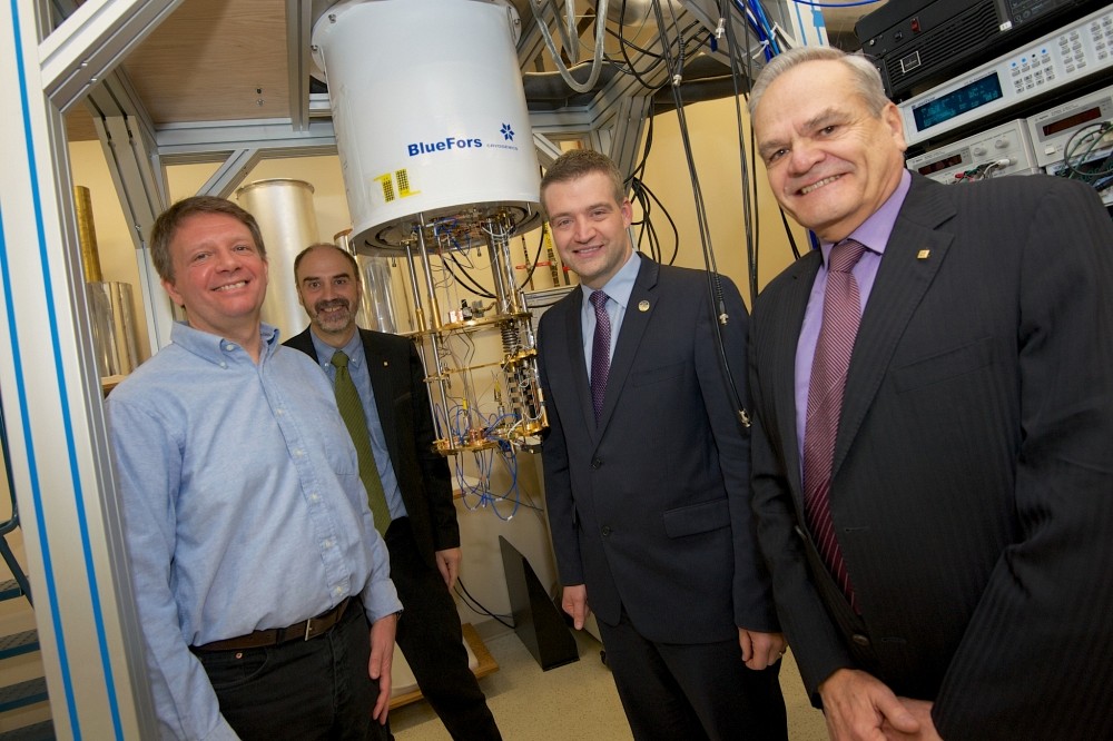 Le titulaire Bertrand Reulet, en compagnie du vice-recteur Jacques Beauvais, du d&eacute;put&eacute; Luc Fortin et du doyen Serge Jandl, au laboratoire du traitement des signaux quantiques.