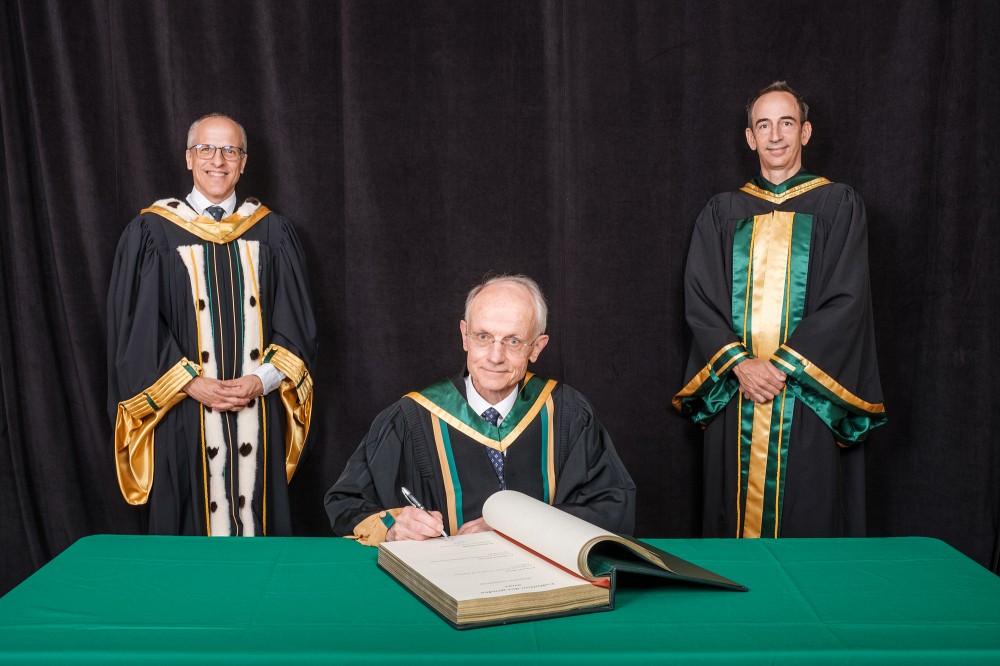 Le professeur Daniel Dalle accompagn&eacute; du recteur de l'UdeS, le professeur Pierre Cossette, et du doyen de la Facult&eacute; de g&eacute;nie, le professeur Jean Proulx.&nbsp;
