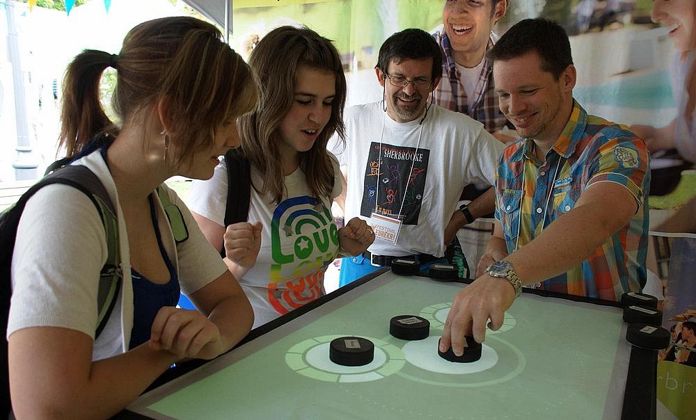 Mario Lambert et la table de mixage audionum&eacute;rique