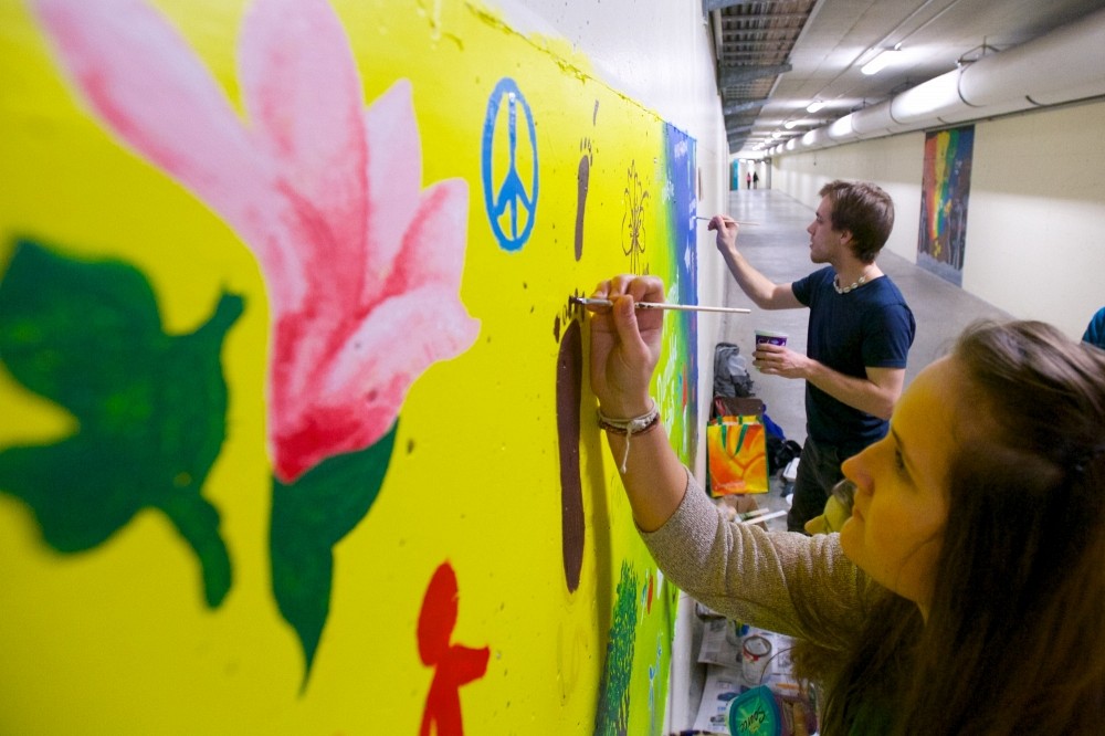 Cette fresque a &eacute;t&eacute; con&ccedil;ue sur la paroi d&rsquo;un des tunnels souterrains du campus principal.