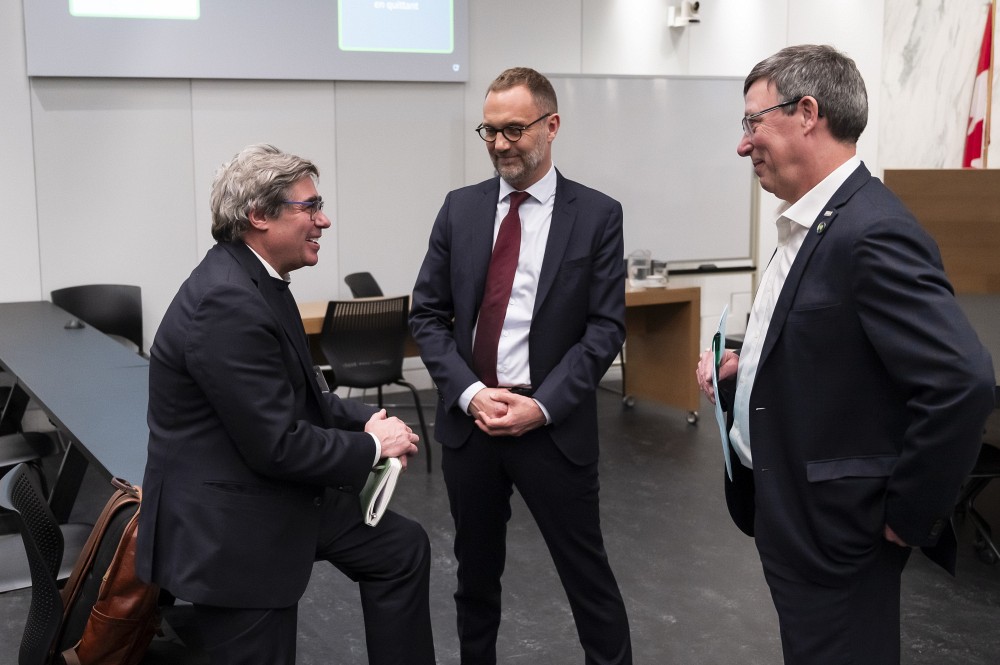 Pr Pierre Noreau, conf&eacute;rencier principal lors de la grande conf&eacute;rence et accompagnateur des chercheuses et chercheurs lors du colloque, Pr&nbsp;David Koussens,&nbsp;vice-doyen &agrave; la recherche et aux relations internationales et membre du comit&eacute; organisateur et&nbsp;Pr Jean-Pierre Perreault, recteur &eacute;lu.