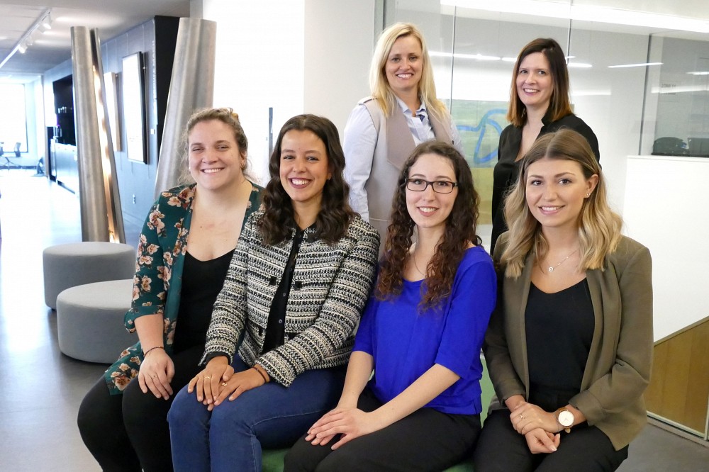 &Agrave; l'arri&egrave;re : Me D&eacute;borah Montambault-Trudelle, Marie-Claude Desjardins, professeure et cosuperviseure de la Cl&eacute; de vos droits. &Agrave; l'avant : Jacynthe L&rsquo;Esp&eacute;rance-Hamel (Droit), Josianne Dufresne (Droit), Estel Blanchet (Travail social) et Shanny St-Onge (Travail social). Absents de la photo&nbsp;: V&eacute;ronique Fortin, professeure et cosupervieure de la Cl&eacute; de vos droits, Guillaume Rousseau, professeur et cosuperviseur de la Cl&eacute; de vos droits, et Annie Lambert, professeure et cosuperviseure du projet.