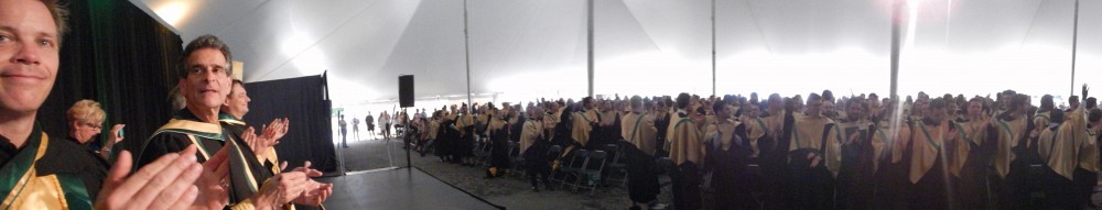 Sous le chapiteau de la Facult&eacute; de g&eacute;nie :doyen et professeur Patrik Doucet (&agrave; gauche)Dean Kamen, inventeur et entrepreneur (&agrave; droite)et les finissantes et les finissants de la 58e promotion