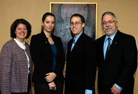 Lucie Laflamme, vice-doyenne à l\'enseignement, les étudiants lauréats Marilène Blouin et Pascal Bergeron, et le président de la Chambre des notaires Me Denis Marsolais.