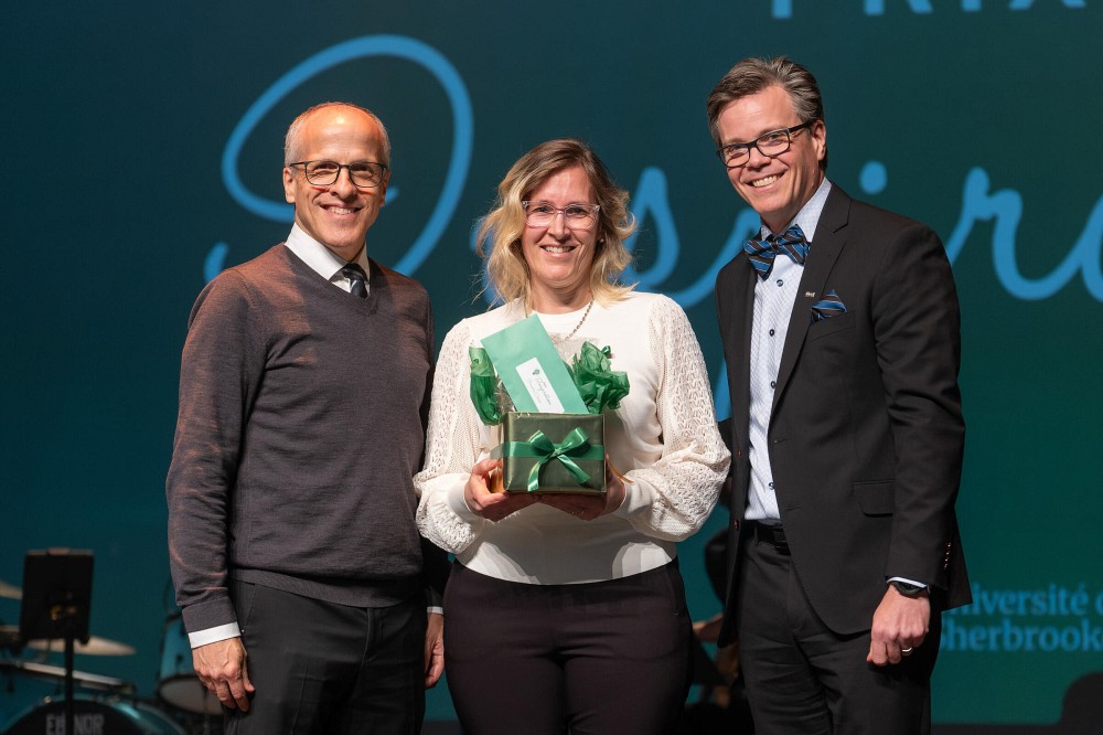 Le recteur de l'Universit&eacute; de Sherbrooke, Pr Pierre Cossette, Genevi&egrave;ve Crevier et le vice-recteur aux ressources humaines et vice-recteur &agrave; la transformation num&eacute;rique, Pr Patrik Doucet.