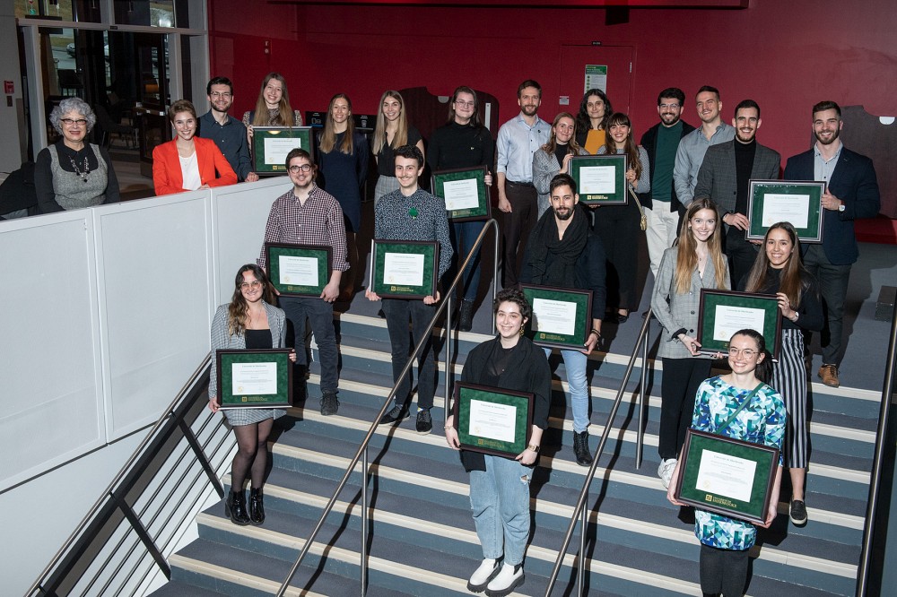 Les personnes laur&eacute;ates de la 38e&nbsp;&eacute;dition du D&eacute;fi de l'engagement &eacute;tudiant, en compagnie de la vice-rectrice &agrave; la vie &eacute;tudiante, la professeure Jocelyne Faucher.