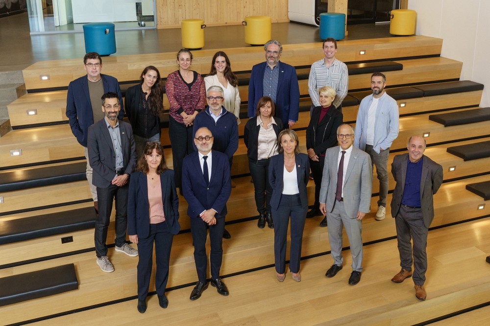 L'UdeS a accueilli une importante d&eacute;l&eacute;gation de la r&eacute;gion Auvergne-Rh&ocirc;ne-Alpes, compos&eacute;e de&nbsp;Catherine Staron, vice-pr&eacute;sidente d&eacute;l&eacute;gu&eacute;e aux Lyc&eacute;es, &agrave; l&rsquo;Enseignement sup&eacute;rieur, la recherche et l&rsquo;innovation, ainsi que des personnes repr&eacute;sentantes acad&eacute;miques et scientifiques provenant de l&rsquo;Universit&eacute; de Lyon, l&rsquo;Universit&eacute; Grenoble Alpes, l&rsquo;INSA Lyon - Institut National des Sciences Appliqu&eacute;es de Lyon, l'&Eacute;cole des Mines de Saint-&Eacute;tienne, l'Universit&eacute; Lumi&egrave;re Lyon 2, l'Universit&eacute; Jean Monnet Saint-Etienne et&nbsp;l'Inserm.&nbsp;La d&eacute;l&eacute;gation a visit&eacute; le C2MI, le 3IT et l&rsquo;IQ, qui ensemble forment la chaine d&rsquo;innovation int&eacute;gr&eacute;e pour le num&eacute;rique et quantique.&nbsp;