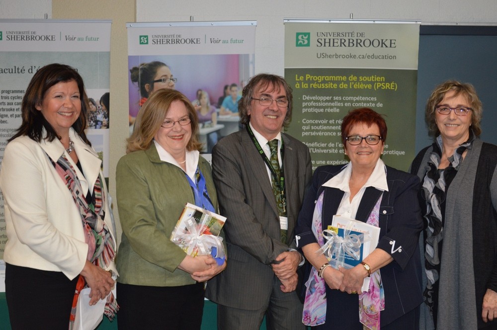 Christine Gaucher, conseill&egrave;re p&eacute;dagogique &agrave; PERFORMA, Dianne Bateman, r&eacute;cipiendaire, R&eacute;jean Bergeron, directeur des &eacute;tudes du C&eacute;gep de Sherbrooke et repr&eacute;sentant du Regroupement des coll&egrave;ges PERFORMA, Nicole Bizier, r&eacute;cipiendaire et L&eacute;ane Arsenault, directrice de PERFORMA.