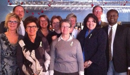 Six repr&eacute;sentantes de la Fondation Fran&ccedil;ois Bourgeois entour&eacute;es de Olivier Dezutter, vice-doyen &agrave; la recherche et au d&eacute;veloppement international &agrave; la Facult&eacute; d'&eacute;ducation; Linda Nadeau, conseill&egrave;re en d&eacute;veloppement philanthropique; Fran&ccedil;ois Dub&eacute;, directeur g&eacute;n&eacute;ral de La&nbsp;Fondation de l'UdeS; et Jean-Claude Kalubi, titulaire de la Chaire.