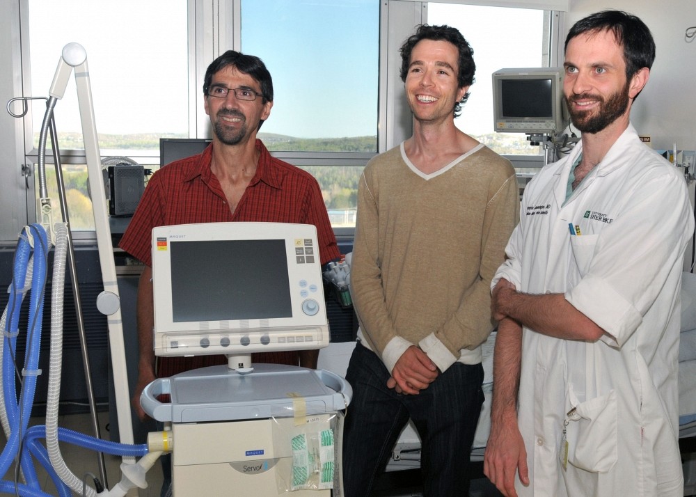 Le Dr Fran&ccedil;ois Lamontagne (&agrave; droite) est accompagn&eacute; de deux personnes qui ont particip&eacute; &agrave; son projet de recherche, dont le Dr St&eacute;phane Coutu (au centre).